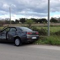 Auto incidentata abbandonata davanti al carcere di Trani