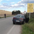 Auto incidentata abbandonata davanti al carcere di Trani