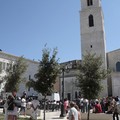 Castel dei Mondi: la band di Amy Winehouse in Piazza Duomo di giorno