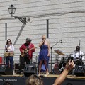 Castel dei Mondi: la band di Amy Winehouse in Piazza Duomo di giorno