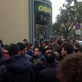 La protesta coinvolge lo sportello "Credem" di Corso Cavour