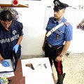 Pistola in una siepe: due 39enni arrestati dai Carabinieri