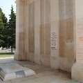 Scritte, insulti, svastiche, sporcizia: violato il Monumento ai Caduti