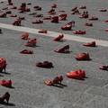 Mille scarpette rosse per l'installazione di "Zapatos Rojos"