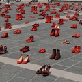 Mille scarpette rosse per l'installazione di "Zapatos Rojos"