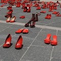 Mille scarpette rosse per l'installazione di "Zapatos Rojos"