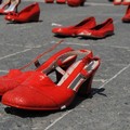 Mille scarpette rosse per l'installazione di "Zapatos Rojos"