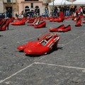 Mille scarpette rosse per l'installazione di "Zapatos Rojos"