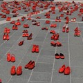 Mille scarpette rosse per l'installazione di "Zapatos Rojos"