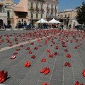 Mille scarpette rosse per l'installazione di "Zapatos Rojos"