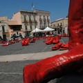 Mille scarpette rosse per l'installazione di "Zapatos Rojos"