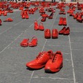 Mille scarpette rosse per l'installazione di "Zapatos Rojos"