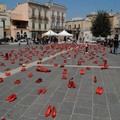 Mille scarpette rosse per l'installazione di "Zapatos Rojos"