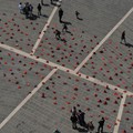 Mille scarpette rosse per l'installazione di "Zapatos Rojos"