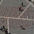 Mille scarpette rosse per l'installazione di "Zapatos Rojos"