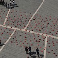 Mille scarpette rosse per l'installazione di "Zapatos Rojos"