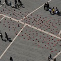 Mille scarpette rosse per l'installazione di "Zapatos Rojos"