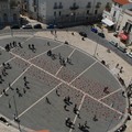 Mille scarpette rosse per l'installazione di "Zapatos Rojos"