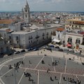 Mille scarpette rosse per l'installazione di "Zapatos Rojos"