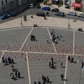 Mille scarpette rosse per l'installazione di "Zapatos Rojos"