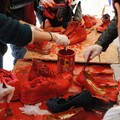 Mille scarpette rosse per l'installazione di "Zapatos Rojos"