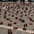 Mille scarpette rosse per l'installazione di "Zapatos Rojos"