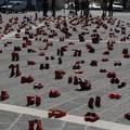 Mille scarpette rosse per l'installazione di "Zapatos Rojos"