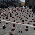 Mille scarpette rosse per l'installazione di "Zapatos Rojos"