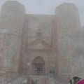 Neve e turisti: lo spettacolo magico di Castel del Monte