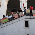 Sit-in di protesta dei lavoratori delle Cooperative Sociali a Palazzo di Città