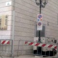 Un gruppo elettrogeno blocca una porta d'emergenza del servizio igiene