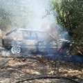 Bruciano un'autovettura in campagna: divampa un incendio