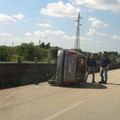 Incidente ex SS 98 auto ribaltata