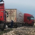 Tir fuori strada sull'Andria - Trani: nessun ferito