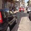 Via Bari e l'asfalto nuovo: auto protette dai commercianti