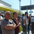 Passeggeri Bari Nord in attesa sotto il sole