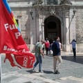 Manifestanti sindacati Prefettura di Barletta Andria Trani