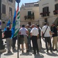 Manifestanti sindacati Prefettura di Barletta Andria Trani