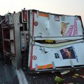 Camion con angurie si ribalta sull'A14 tra Andria e Trani