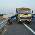 Camion con angurie si ribalta sull'A14 tra Andria e Trani