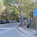 Auto sulla banchina di Castel del Monte