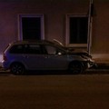 Auto contro un palo in viale Virgilio: due feriti lievi