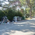 Rifiuti a Castel del Monte, weekend con olezzo e senza raccolta