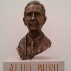 scultura aldo moro