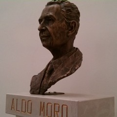 scultura aldo moro