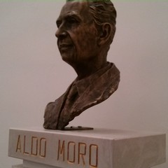 scultura aldo moro