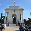 Unità Forze Armate, corona di alloro al Monumento dei Caduti