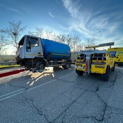 camion sfonda guard rail e rimane in bilico sulla scarpata