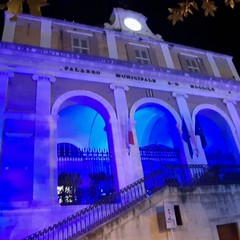 Illuminazione natalizia per Palazzo di Città e piazza Municipio