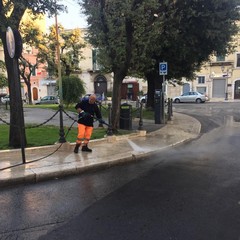 Intervento di ripulitura per parte di corso Cavour, via Martiti di Cefalonia e piazza Municipio